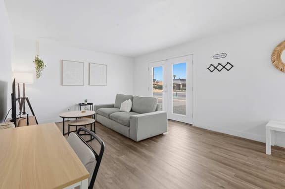 1 King BR | Near State Fair, Parks & Phoenix Zoo - Image 1