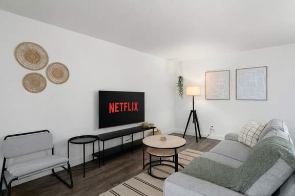 1 King Bed in Midtown | Near Golf - Image 1