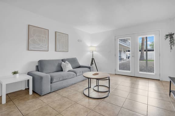 Suite in Central Phoenix with Parking - Image 1