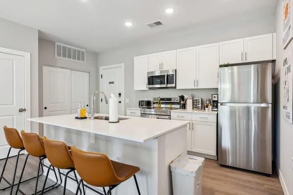 Walkable Apt in Historic Olde Towne w/Parking - Image 1